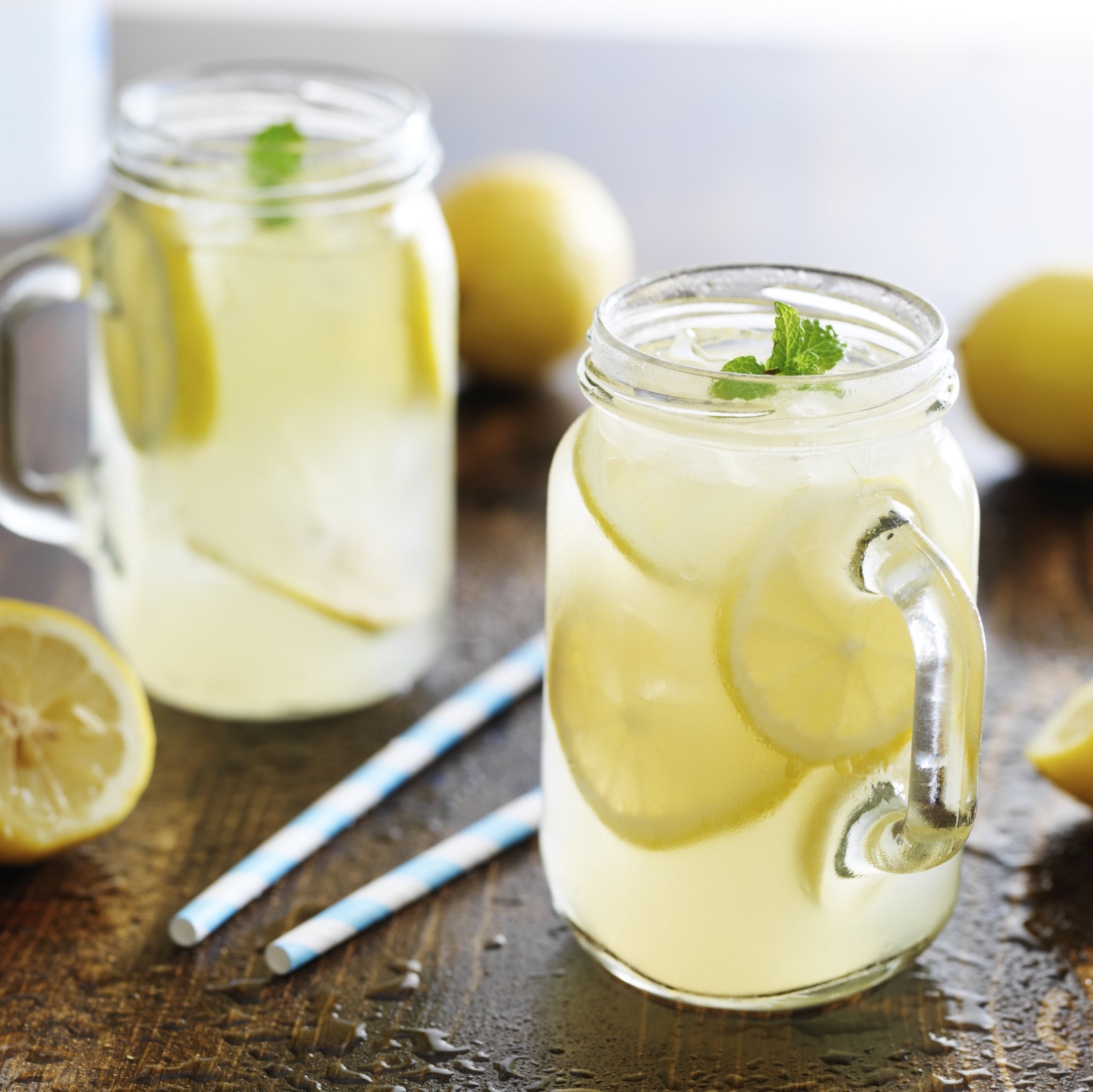 el agua con limon adelgaza la sangre